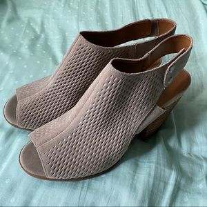 Arturo Chiang taupe block heels size 10